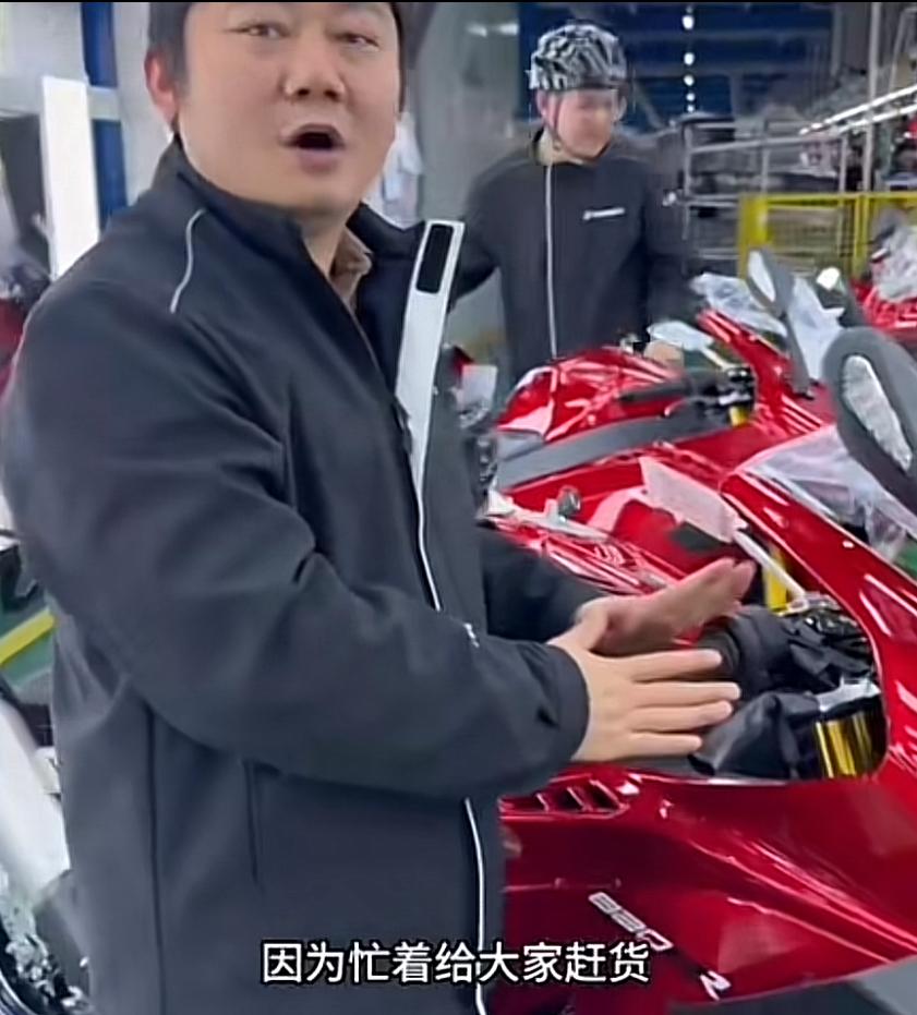 张雪今天传来好消息，张雪机车820双R下线下，6月20日可以开始陆续发货了。这对