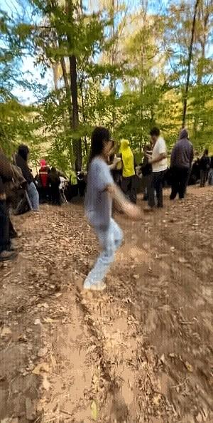 “她宁可被撞，也不肯回头看一眼。”

目击者说，那辆摩托冲过来时，外籍女子只是笔