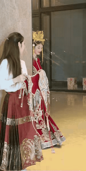 这新娘一出来，给人一种国泰民安的感觉。