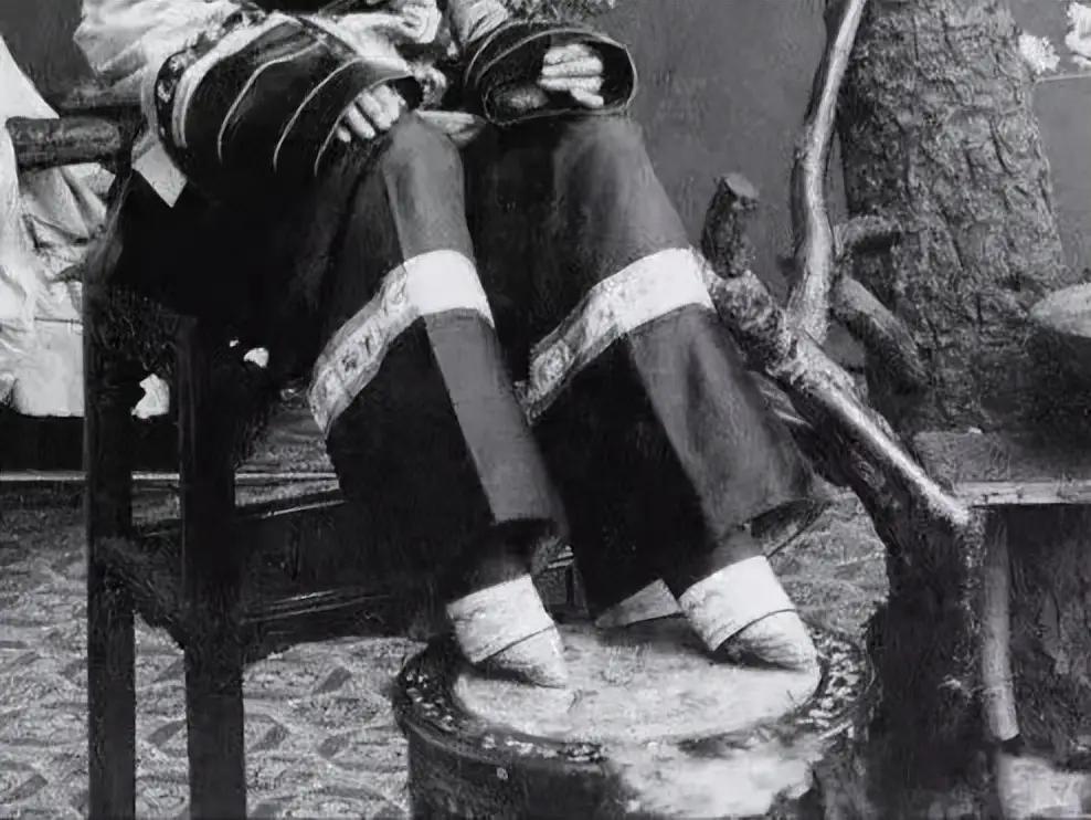 古时候旧社会女子裹足，不仅是为了好看，还有一个难以启齿的原因。
 
其实裹脚本质