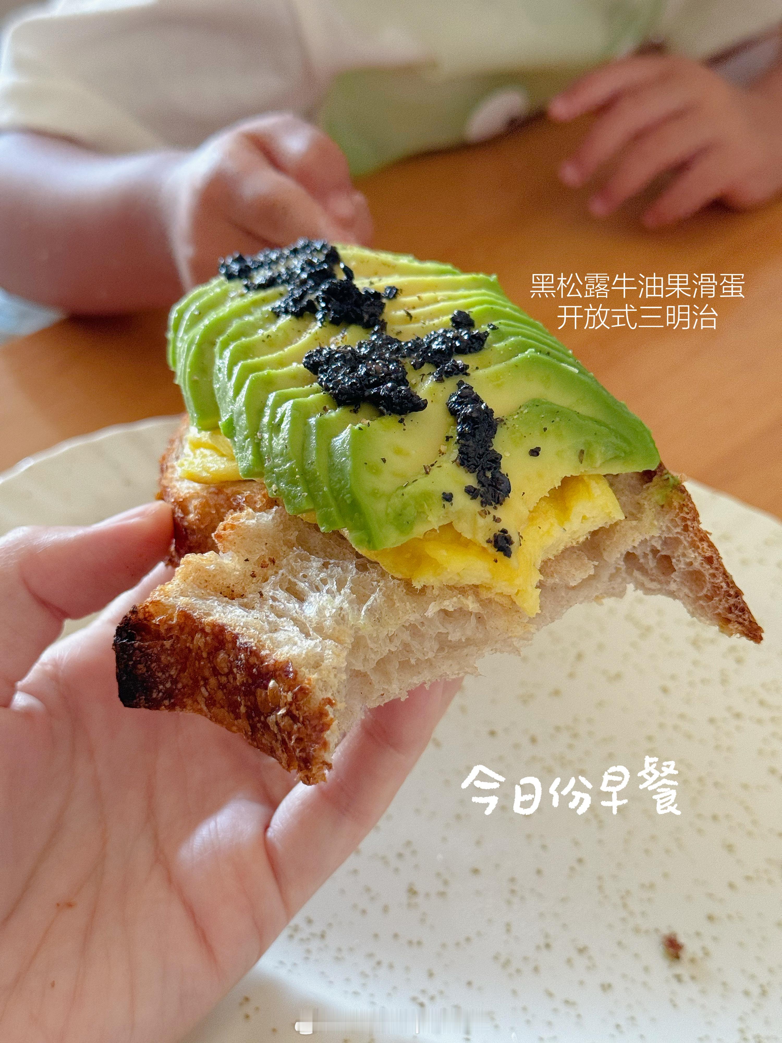 Daily Plog中午胡乱做的午饭豆米说是大餐还舔盘生活的模样我的美食日记带娃