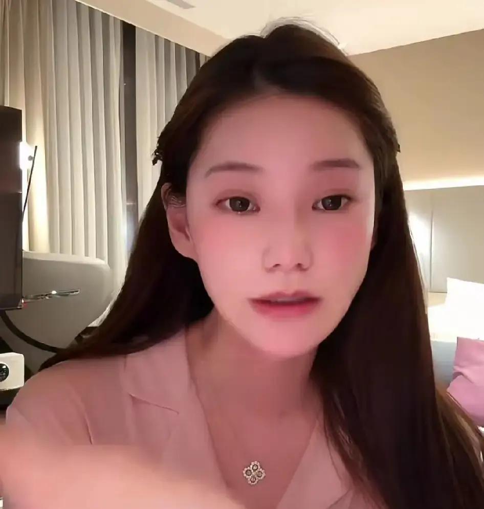 马筱梅直播时突然解释叫亲妈和婆婆的区别，说对亲妈可以撒泼，对婆婆得端着，怕黑粉截