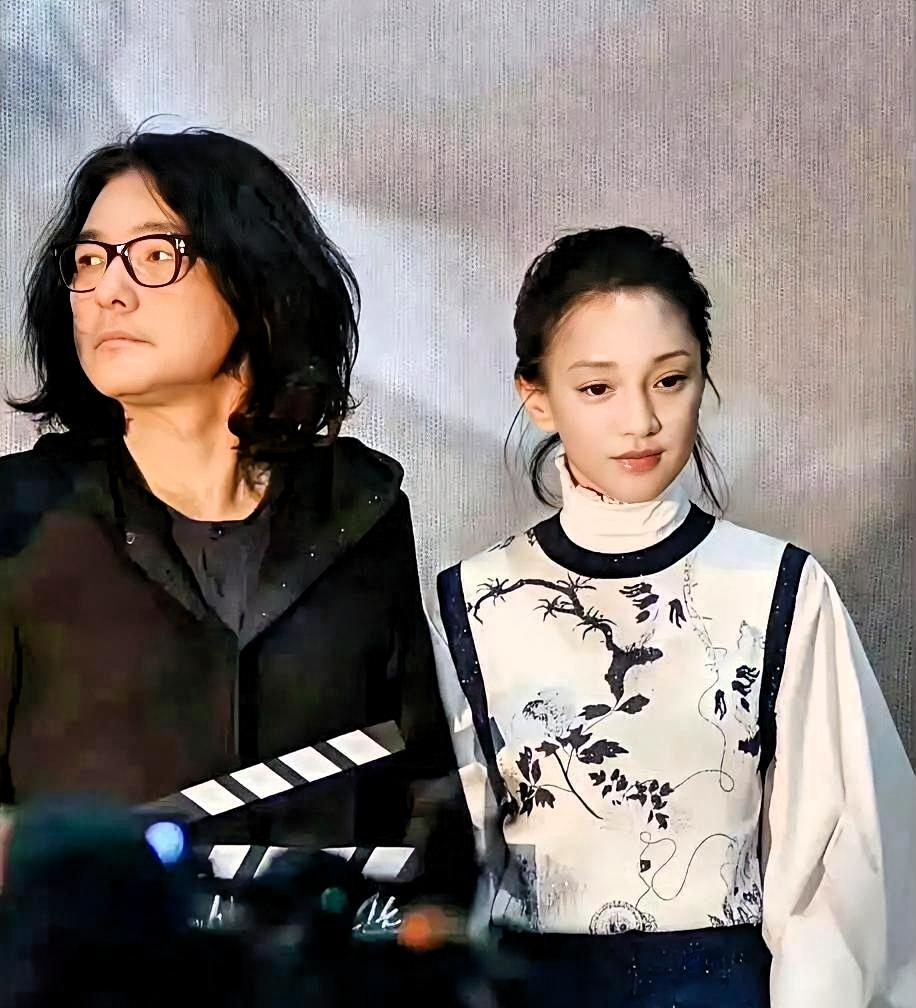 周迅这状态，搁谁谁不迷糊啊？

44岁？说24都有人信吧。别人拼了命往脸上打针，