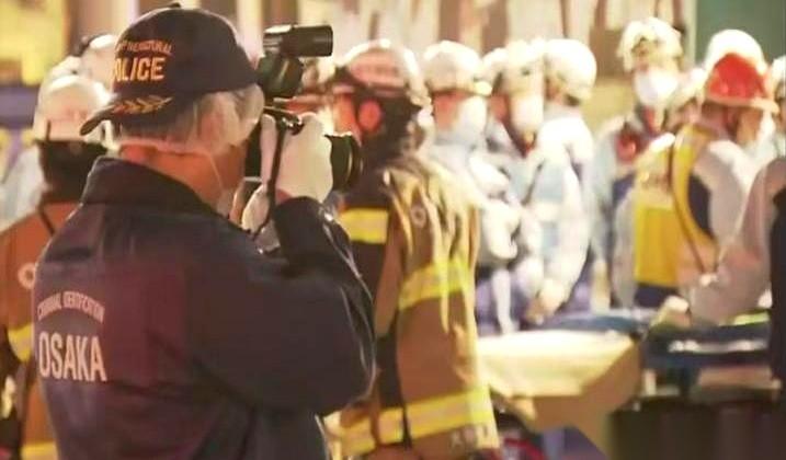 日本大阪道顿堀。
午夜零点，正是最喧闹的时候，一排巨大的霓虹广告牌，把整条街照得