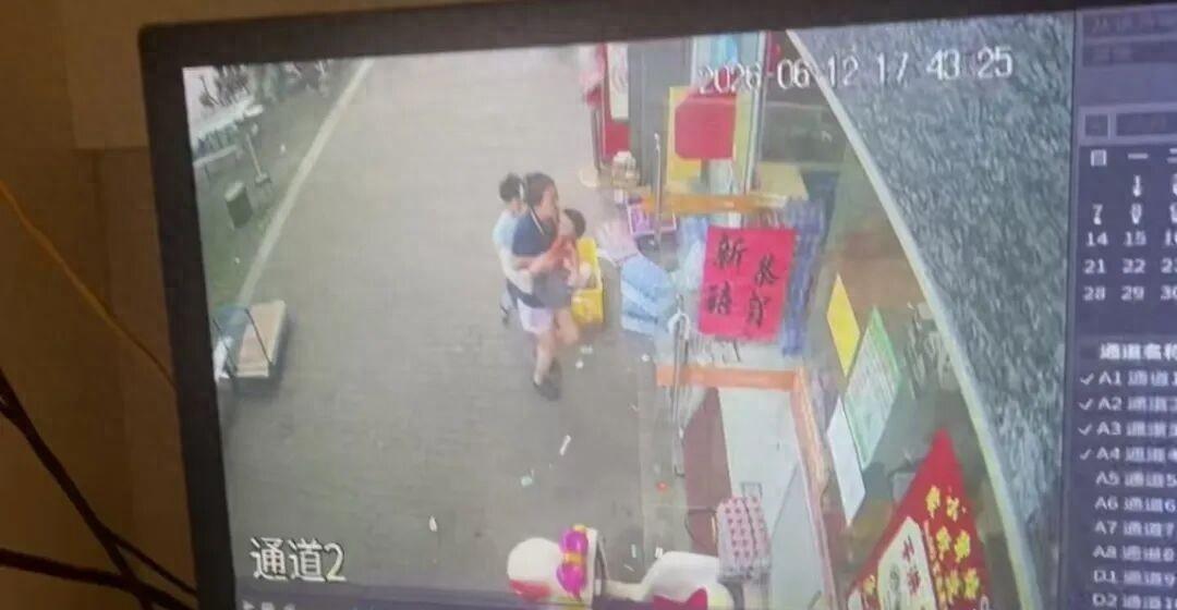 3岁男童被小区大堂大理石桌砸中身亡，家属称事发后3天物业不闻不问，多方回应：警方
