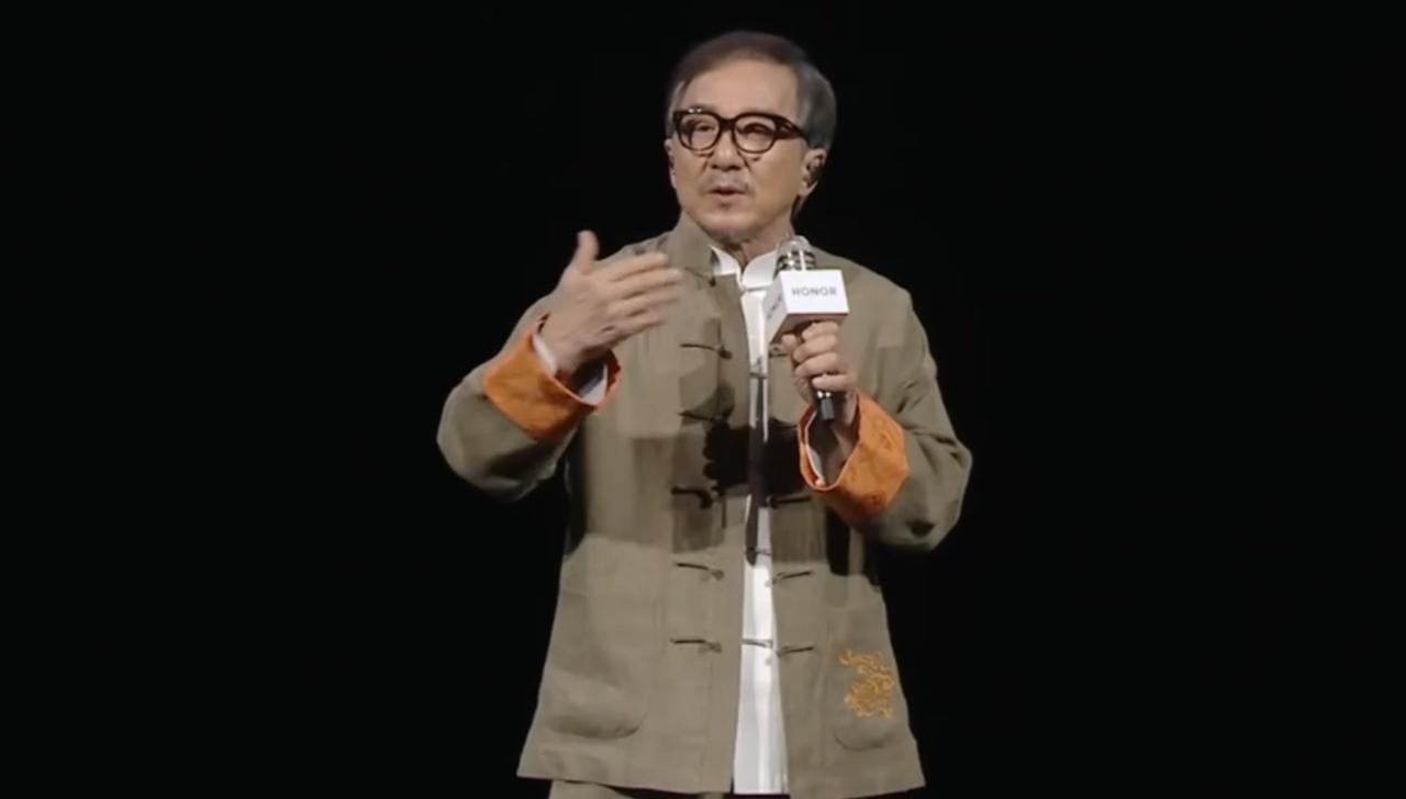 荣耀终端今天有大事发生   著名影星成龙助力产品会。3月18日，著名国产手机企业