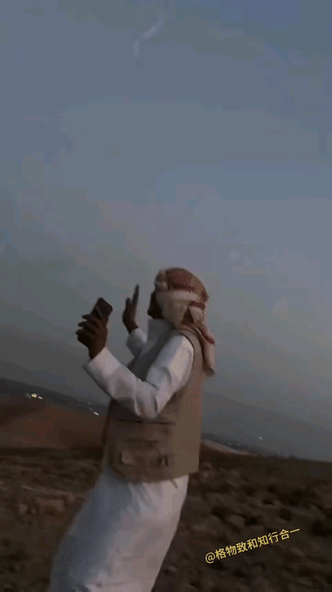 这人看天空中导弹飞过，感觉非常的开心，感觉非常的兴奋，手舞足蹈的，嘴里似乎说着什