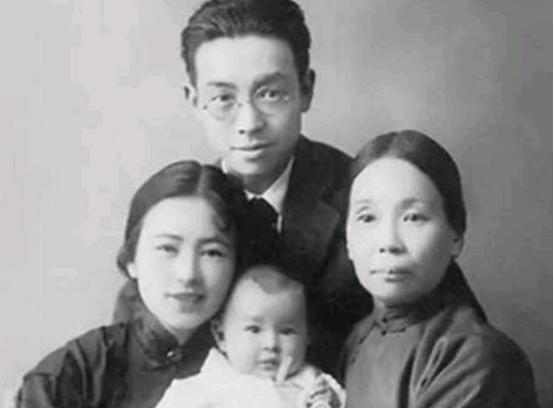 [浮云]1903年，30岁梁启超和17岁王桂荃行房，两人大汗淋漓，次日梁启超却说