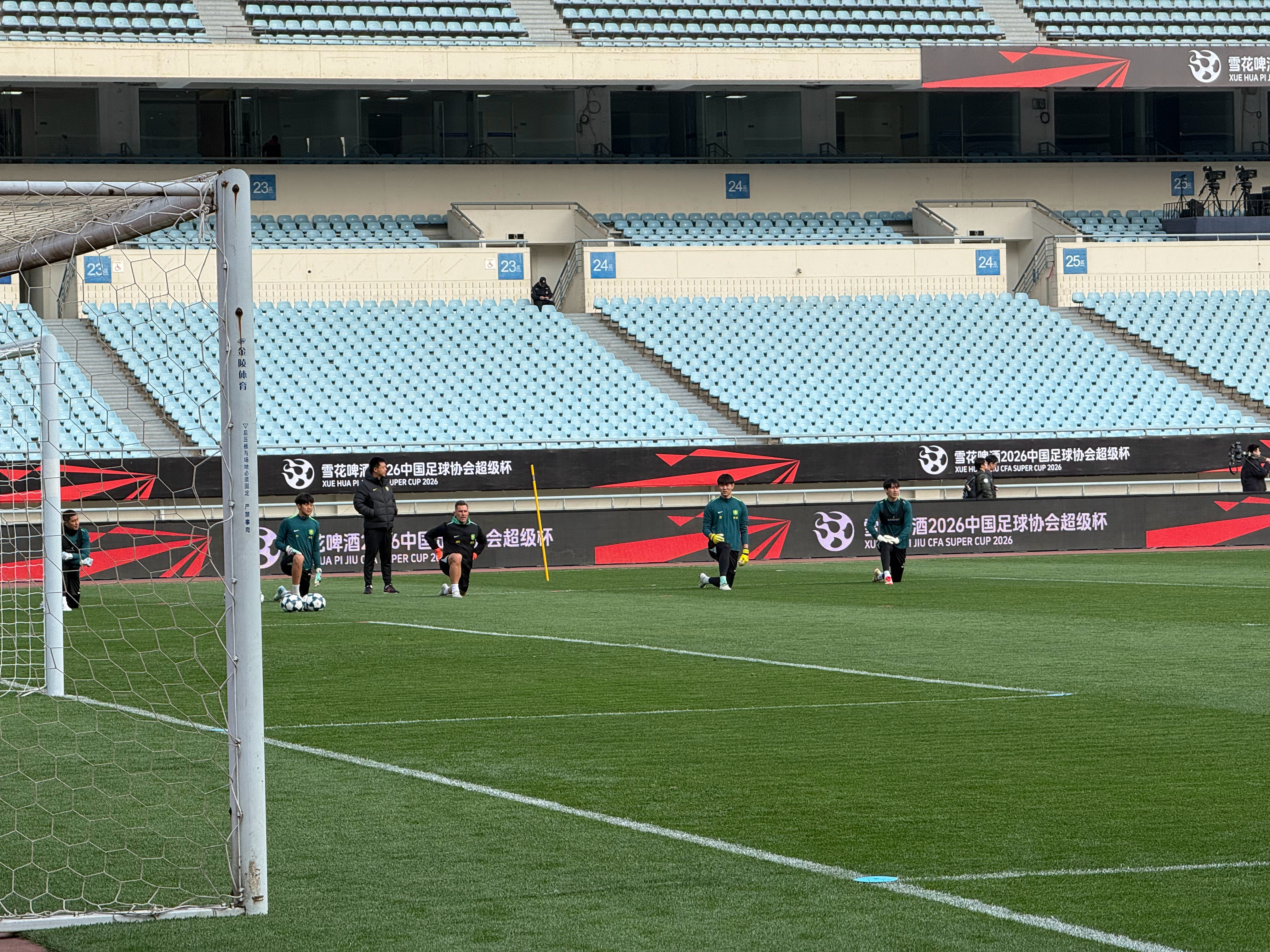 超级杯赛前训练，除此前泰国集训期间不慎受伤的何宇鹏外，国安全员到齐，五外援齐整。