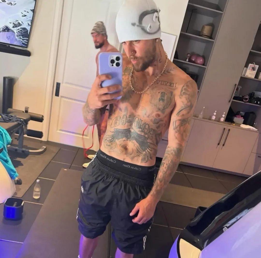今日，体育生帅哥 Justin Bieber 在健身房自拍，他居然还有健身男搭子