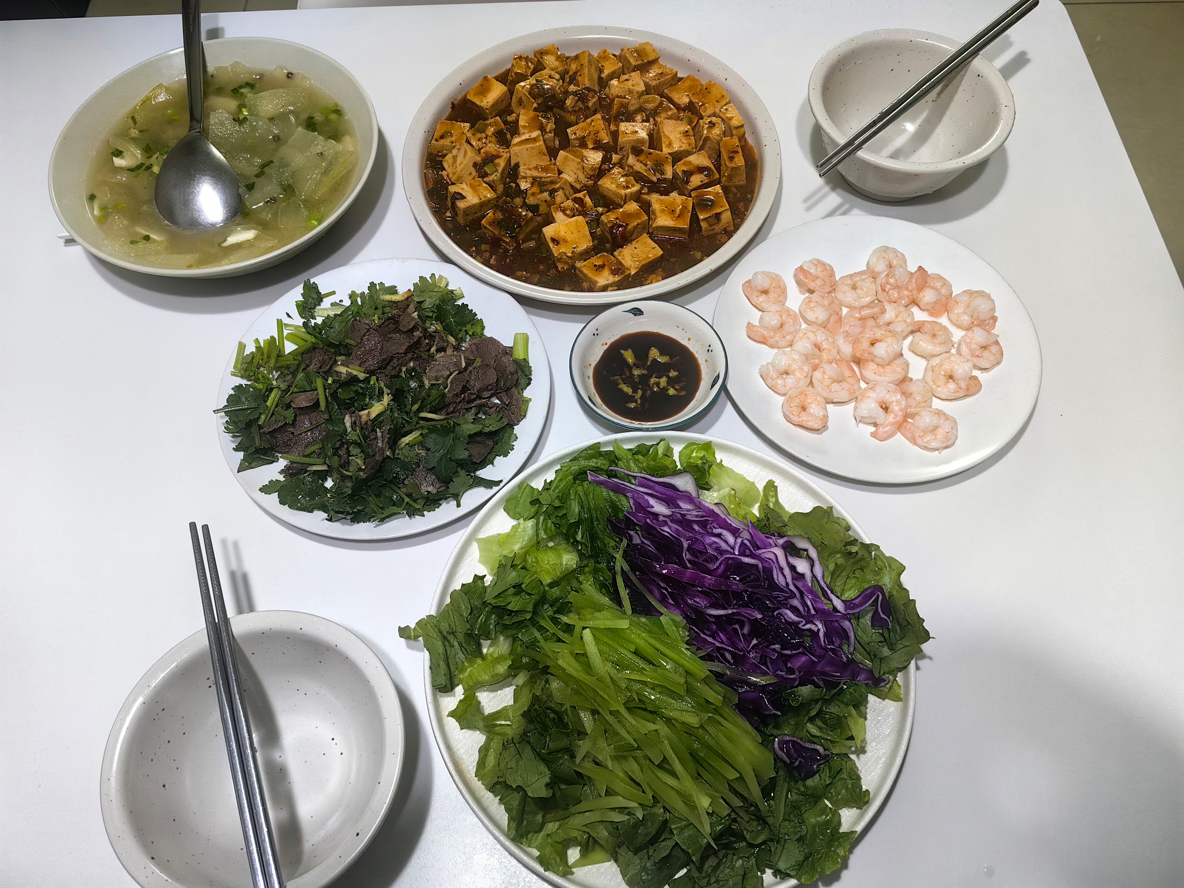 晚餐的蛋白质含量，20克/牛肉，30克/虾仁，35克/豆腐，总计85克，人均42