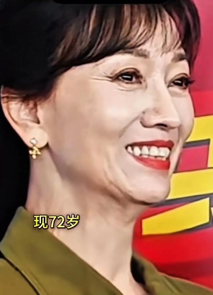 当张凯丽在镜头前用力挤出一个笑容，那张紧绷到近乎断裂的脸，撕开了演艺圈女星容貌焦