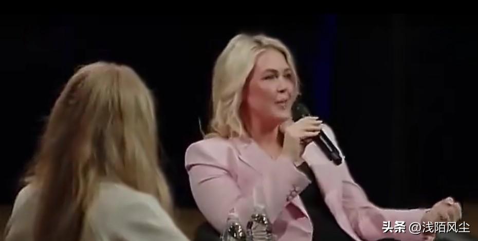 埃丽卡·柯克与白宫新闻发言人卡罗琳·莱维特在乔治华盛顿大学登台，参加“这是转折点