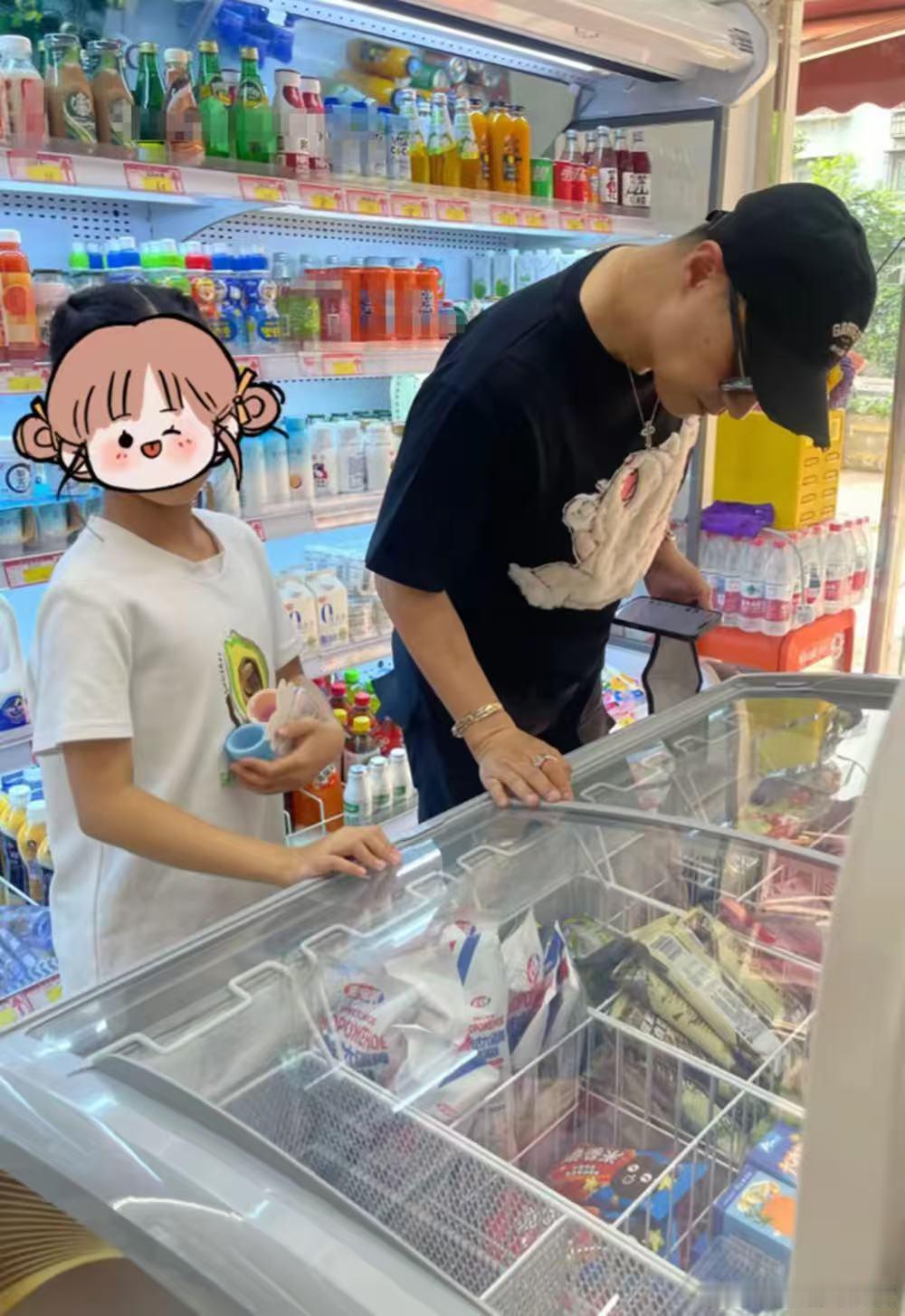 汪峰带醒醒逛便利店 汪峰带醒醒逛便利店，细心给女儿挑选雪糕，整个人父爱满满汪峰带