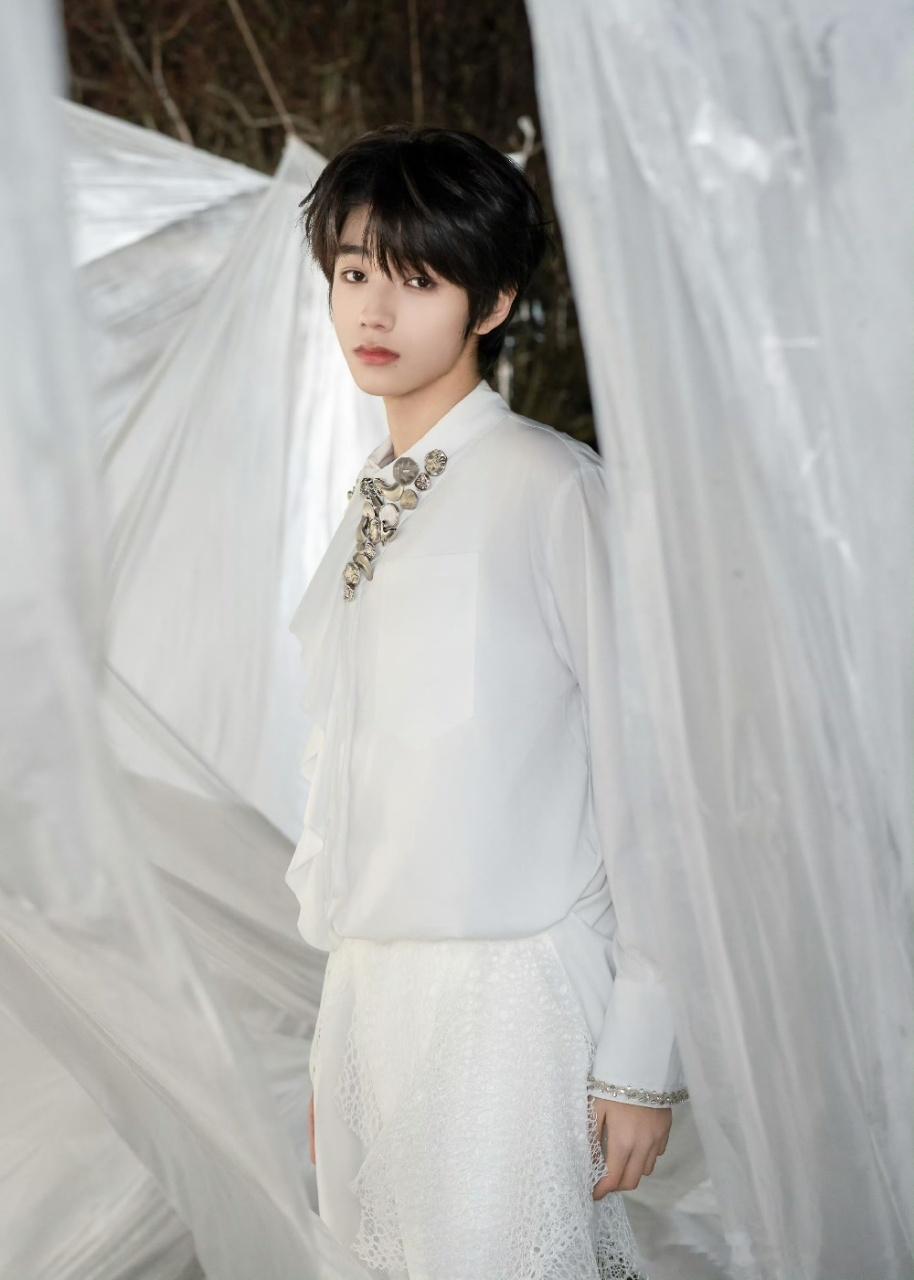 王橹杰王橹杰苹果肌扁平王橹杰一位神秘男嘉宾看到王橹杰苹果肌没法扁平 