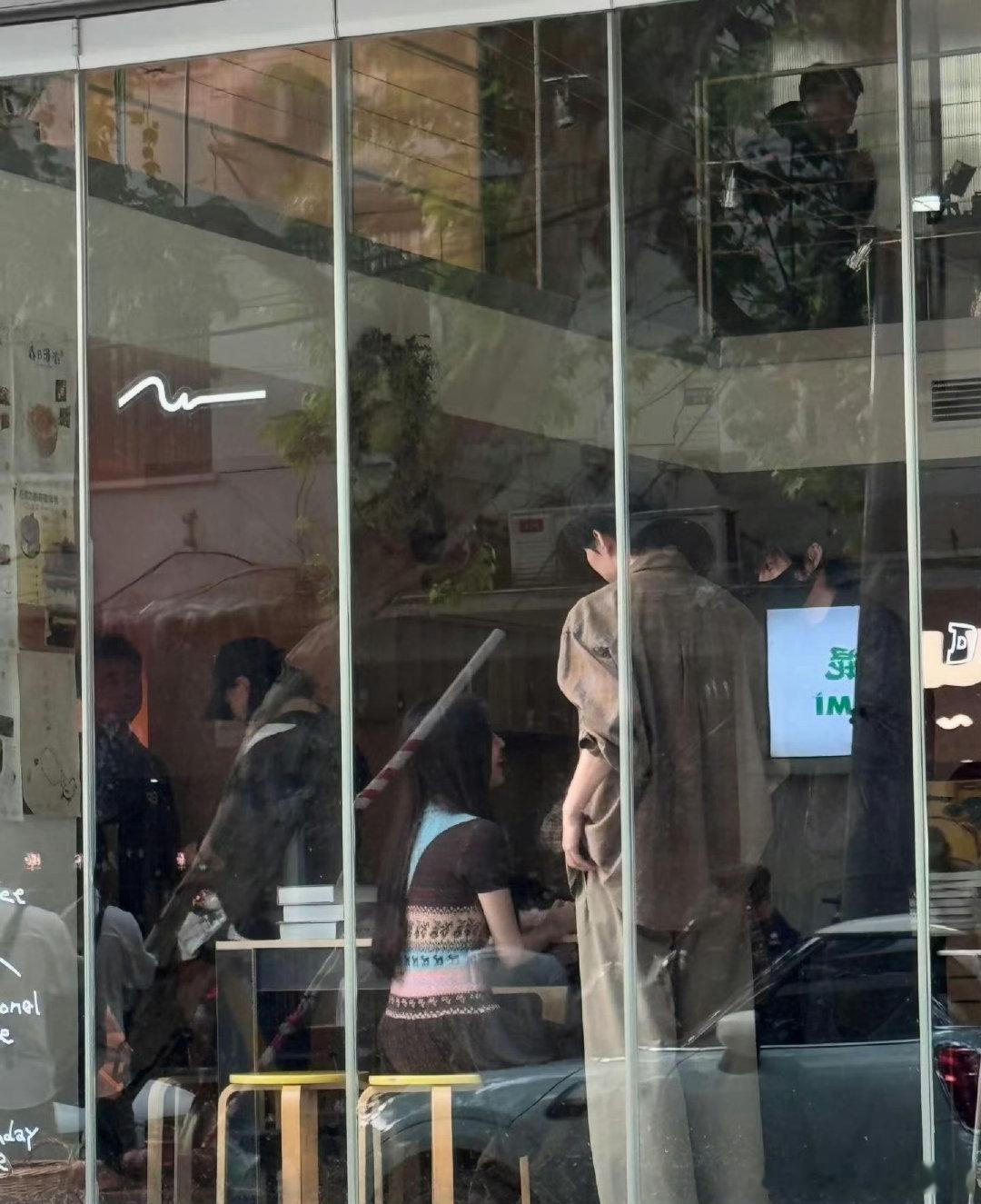 偶遇白鹿周翊然拍mv网友偶遇白鹿周翊然拍mv 谁懂我看到路透的激动！俩人颜值都太