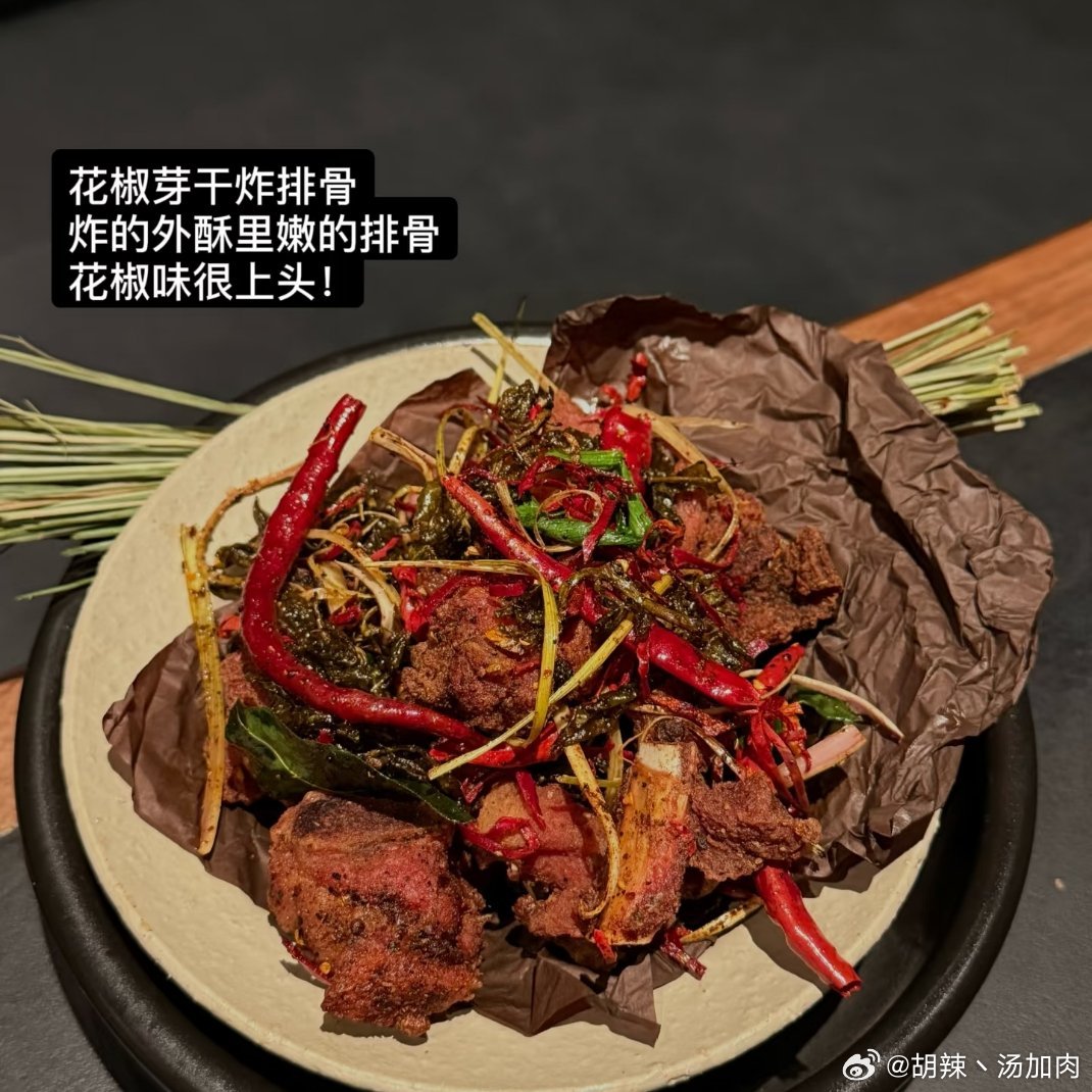 生活手记 酸辣开胃的柠檬大虾，外皮炸得焦香的花椒排骨，还有鲜掉眉毛的清汤砂锅鸡烤