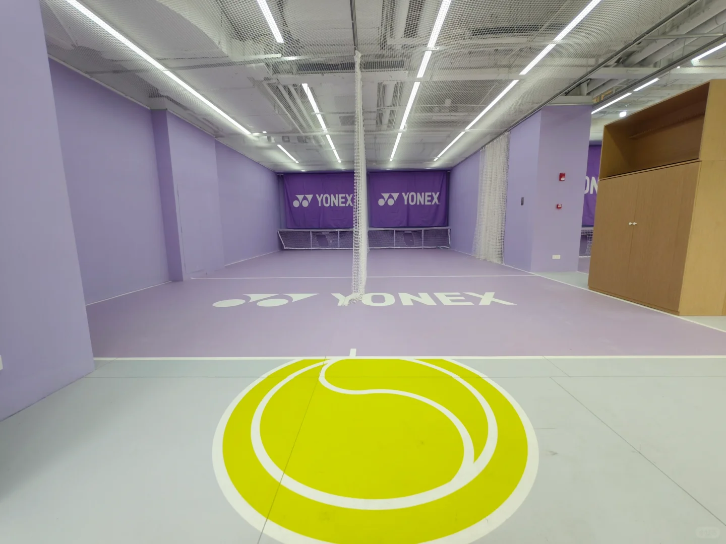 打卡浅紫色网球学练馆苏州河边