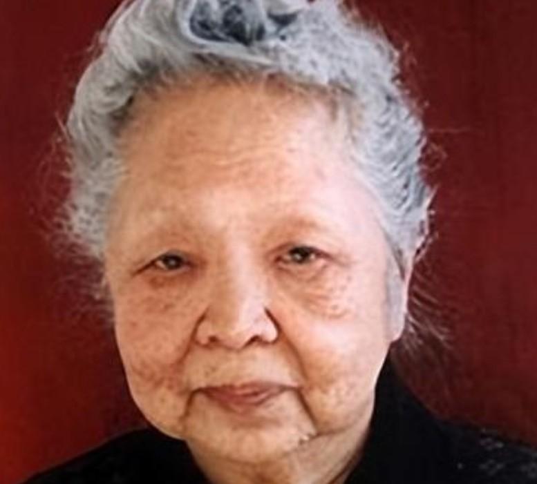 1957年，美国海关私吞了中国女人行李箱里面的6800美金，她却开心地笑了。殊不