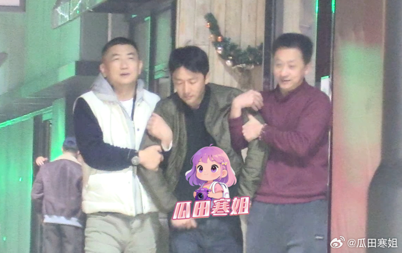 黄轩生日聚会喝得烂醉如泥 黄轩这是喝了多少啊？生日聚餐结束后，黄轩被好友和司机搀