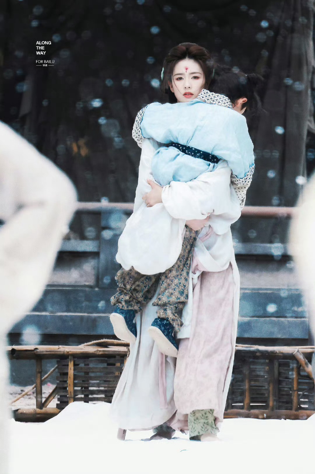 #白鹿在应援旗面前这么水灵灵吊起来了##白鹿[超话]#哇哦临江仙要杀青了，鹿鹿有