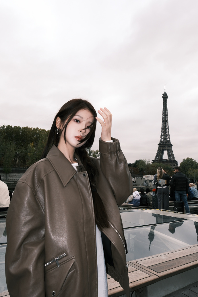 张淼怡打卡埃菲尔铁塔 张淼怡巴黎打卡plog~在埃菲尔铁塔前面合影啦，清冷的气质