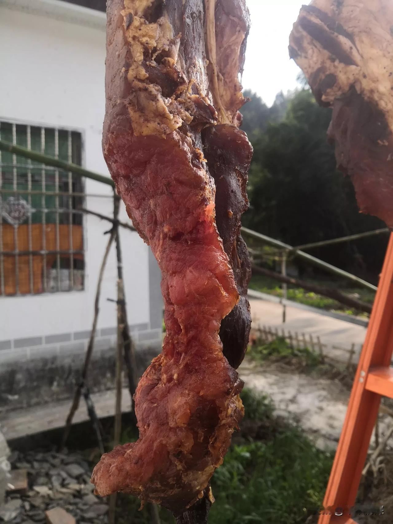 晒肉的感觉，是这样的，在乡镇上割了10斤肉，分成两斤一块的，大概有三坨肉吧，可是