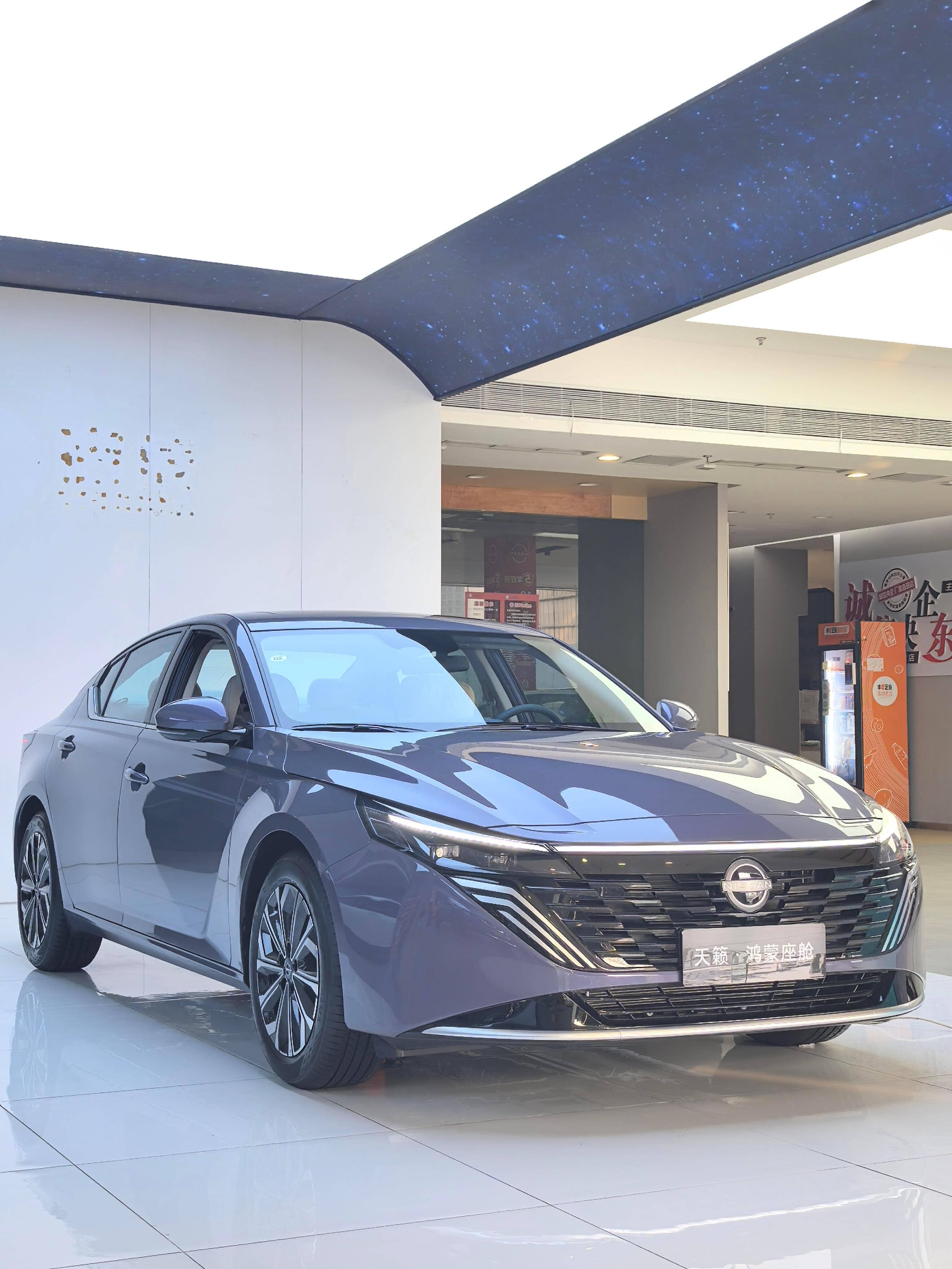 车机用起来像玩高端平板，特别流畅，语音助手能听懂连续指令，开车时设置导航、切歌动