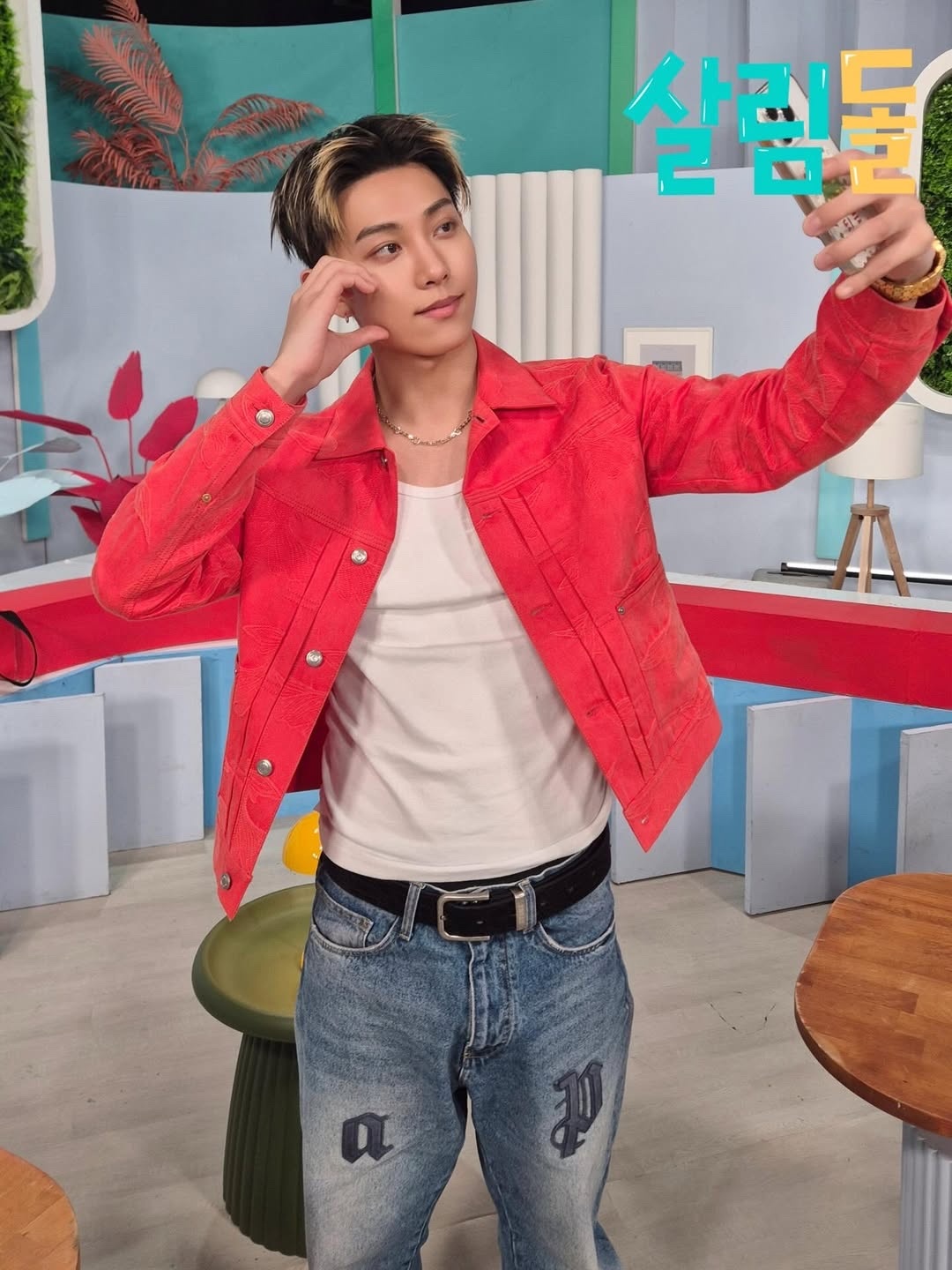 终于将同框的殷志源xLNGSHOT金栗从出道初就有很多粉丝说长得像殷志源的LNG