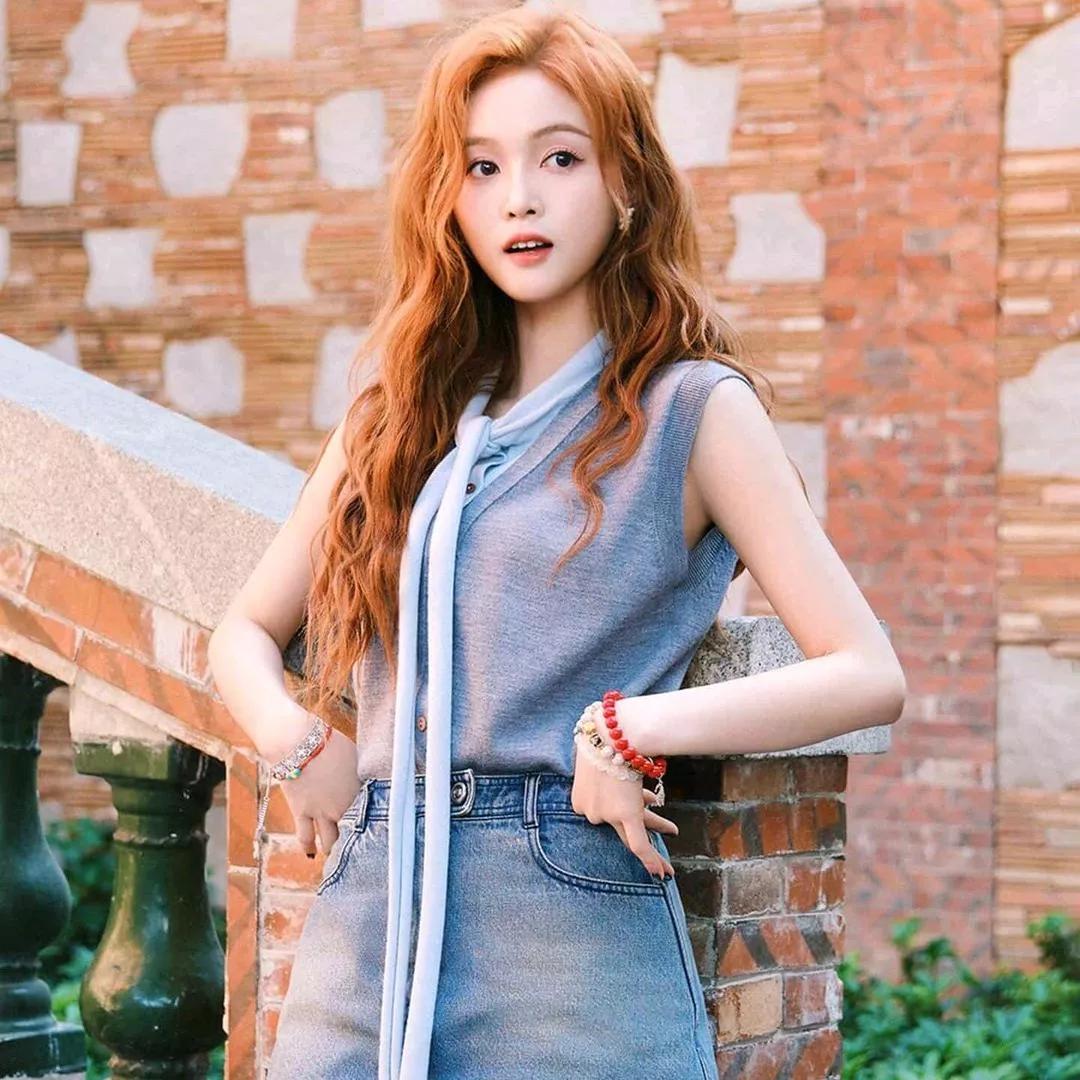 夏日清爽穿搭指南：牛仔裙+蓝色背心，轻松又时尚！