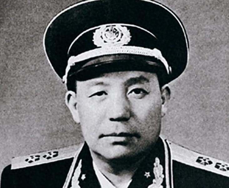 他从朝鲜回来无职务，授衔时得知自己是海南军区司令，怀疑听错了
 
这位一脸疑惑的