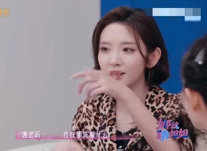 知道李小冉王濛唐艺昕关系好，没想到居然这么好，三个人竟然可以一起用厕所，一人在洗