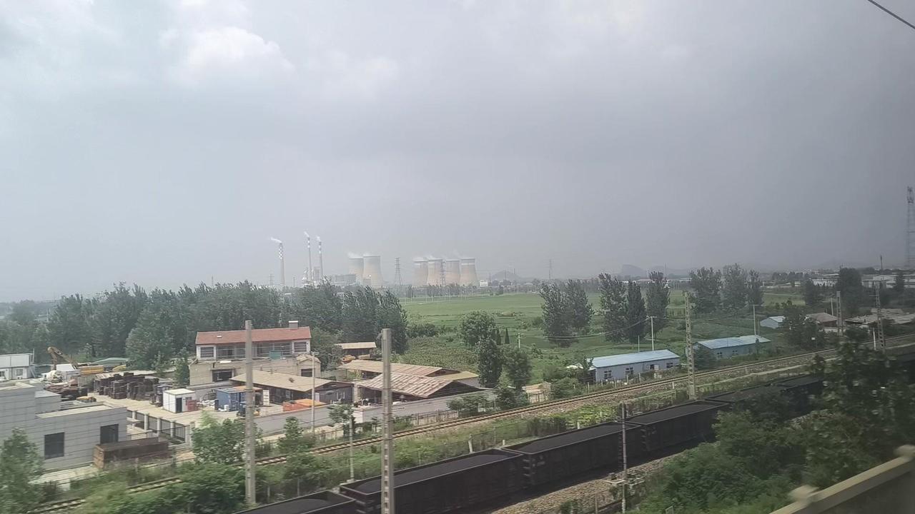 高铁进入徐州境内，徐兰高铁与陇海铁路并行，这集装箱专列长得超出想象！复兴号一路追