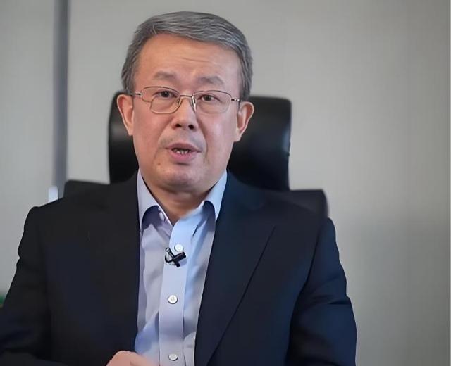华为韬定律意外的引起了清华博士与中专生的对决。华为发布韬定律，不但引起了中内外半