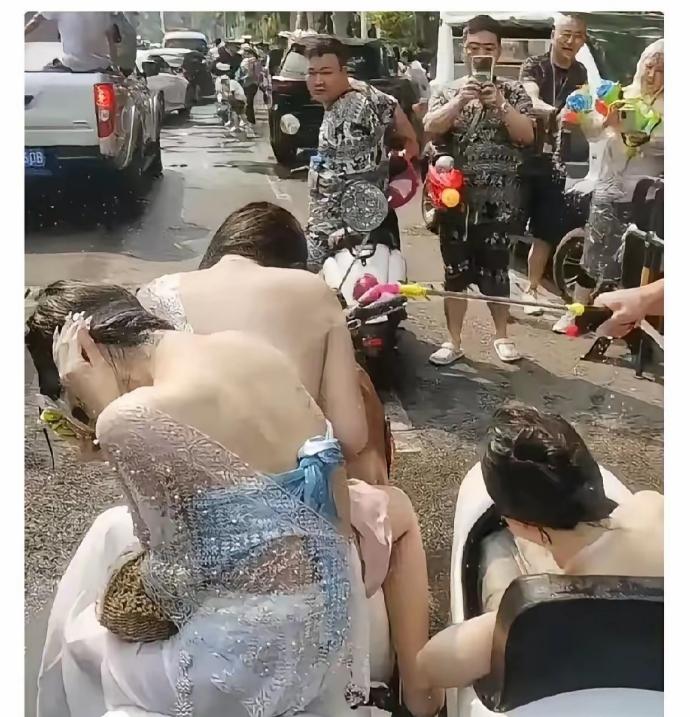 西双版纳泼水节彻底变味！官方已介入，最新进展来了

泼水节刚过完没几天，网上就炸