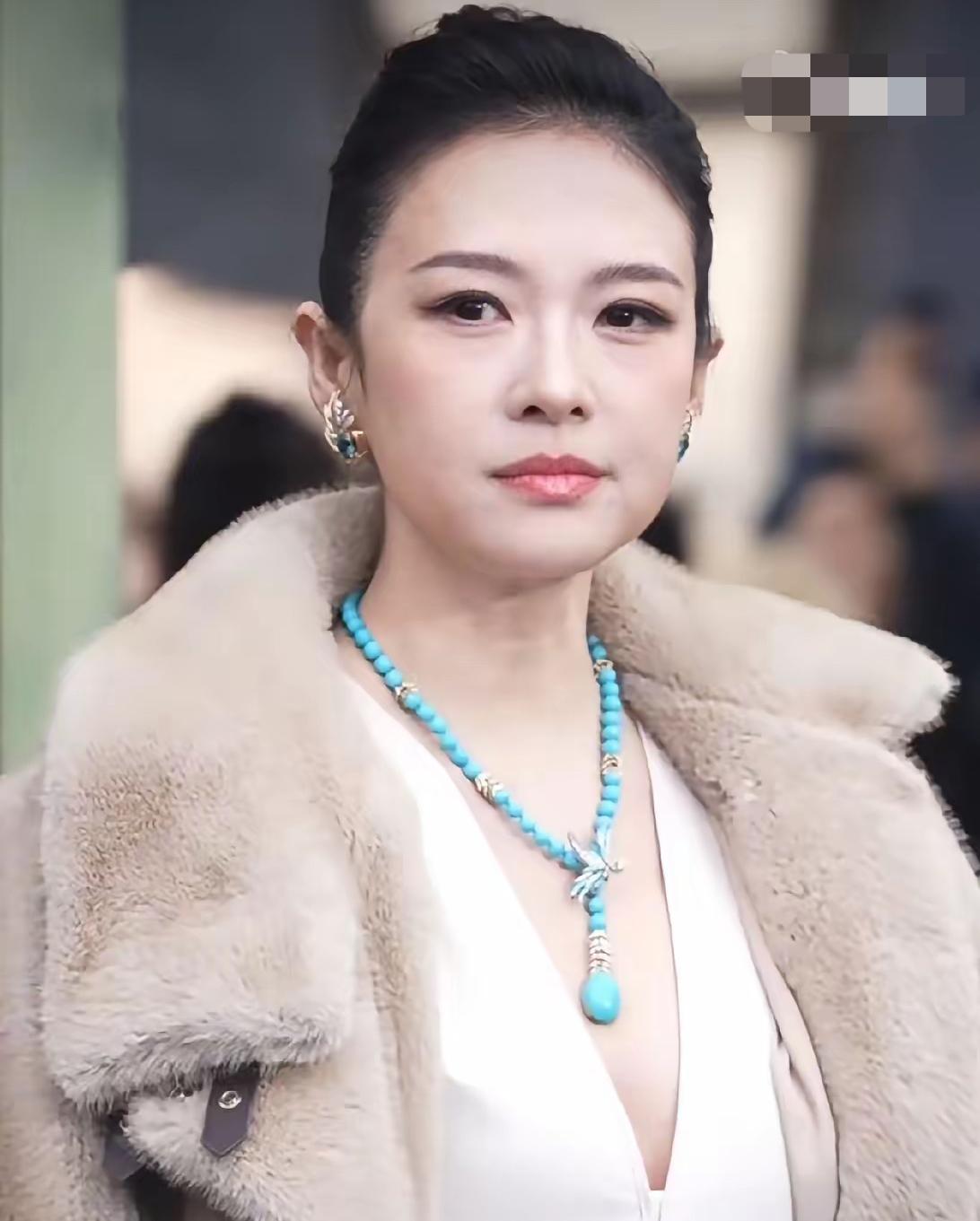 章子怡，脸胖了，身体没胖。标志性的尖下巴消失了。整个人看着温柔又显年轻。

圆润