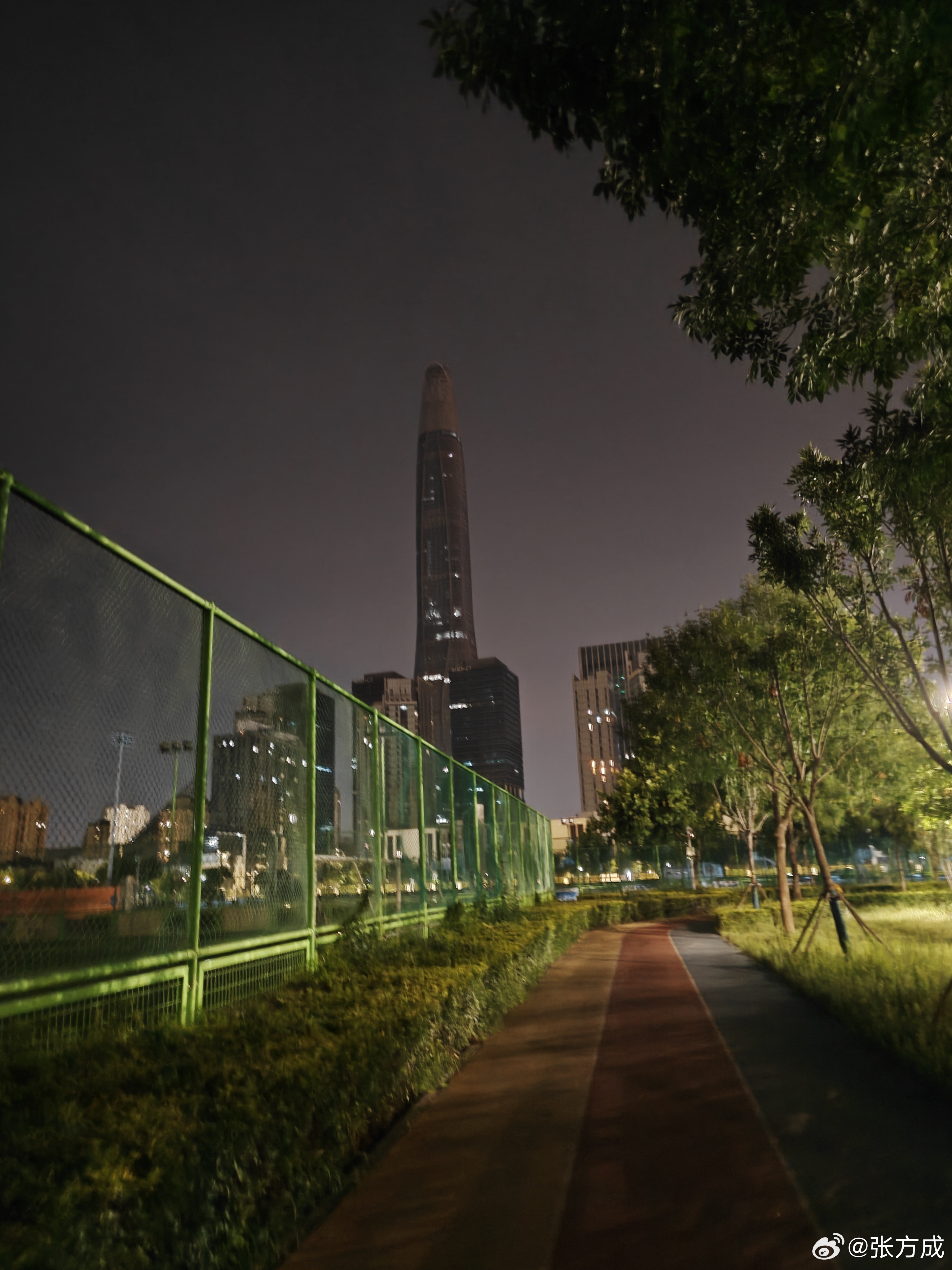 跑步了就漫步走一会当你有啥心烦事放下手机出去走一走 出出汗 比刷手机看电视有积极