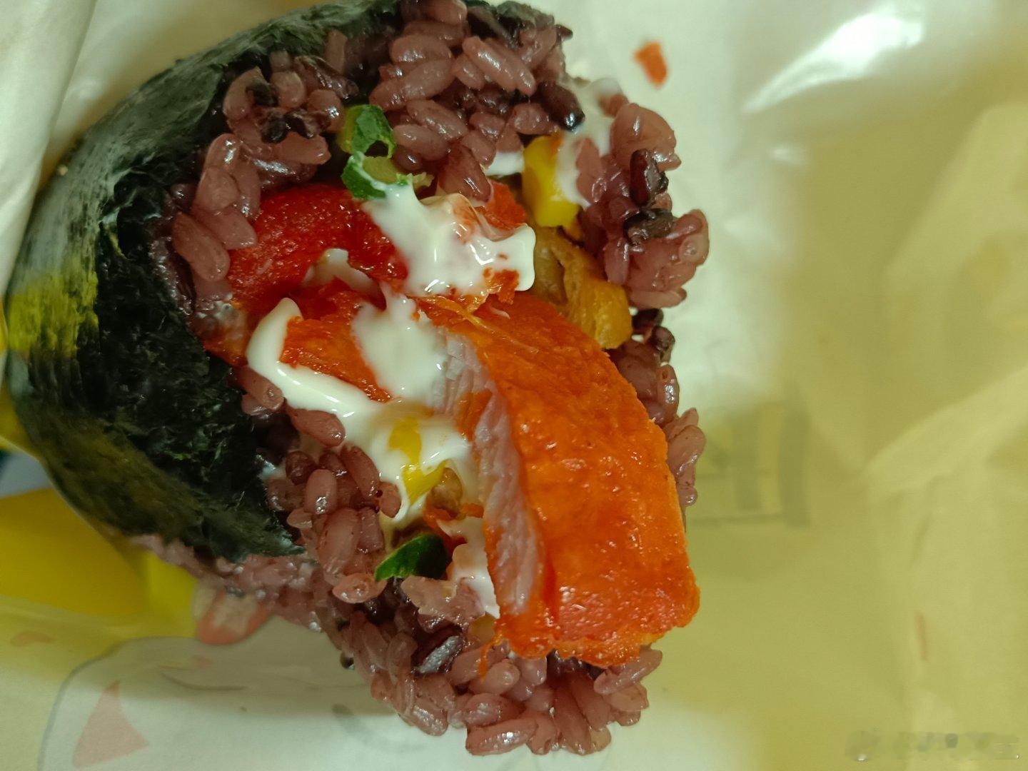 下班了吃一个很好吃的饭团🍙美味Ψ(￣∀￣)Ψ你们都是怎么安慰自己上班的[笑cr