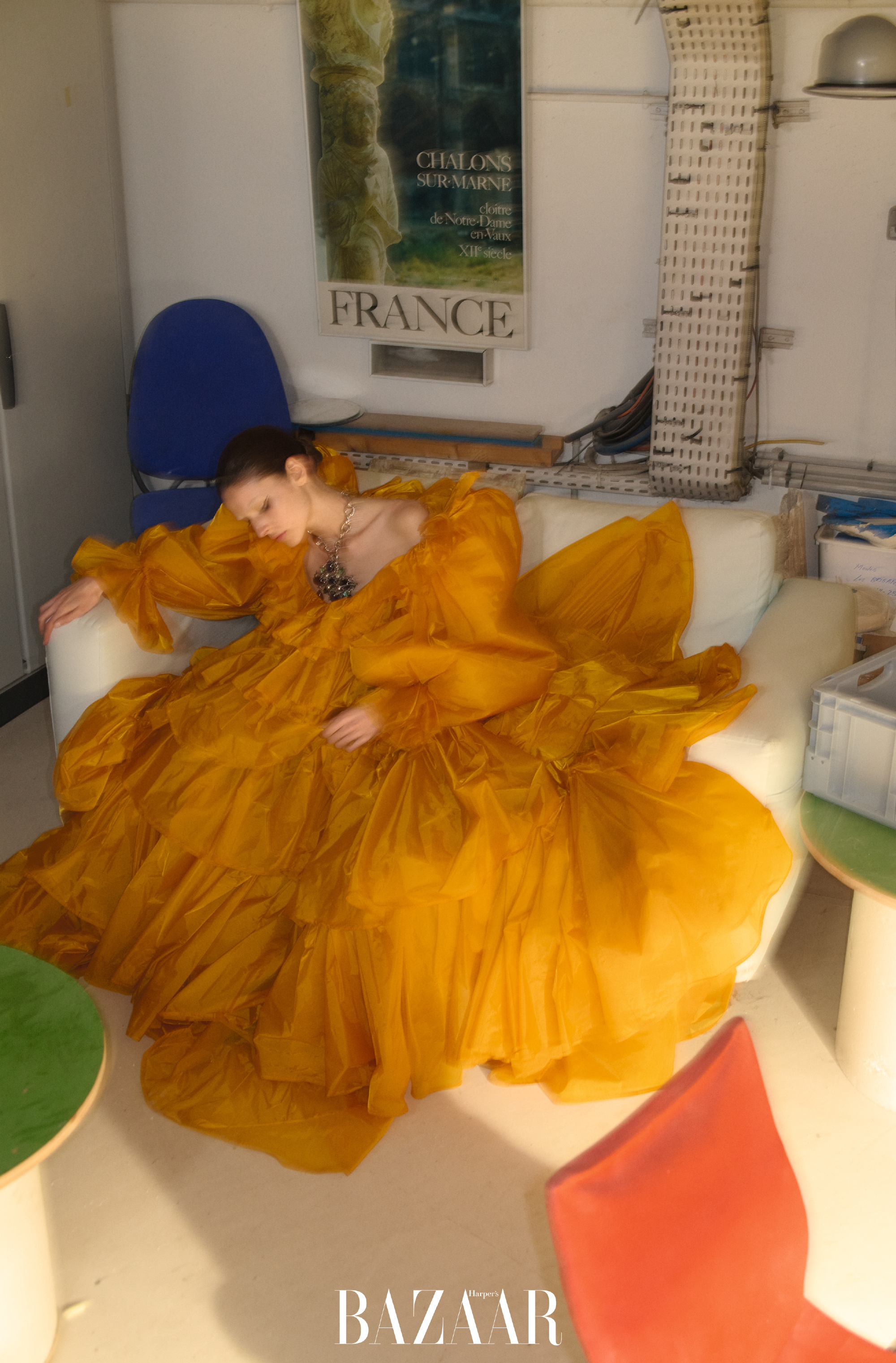 时尚芭莎四月刊独角戏，舞台只有她一人。那袭华服穿在身上，狂欢在远处亮着，金箔般耀