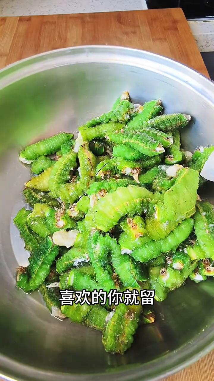 炒蚕肉。
这个看着像虫子一样的大蚕是我们这里的地方特色。
·把蚕都处理好之后，再