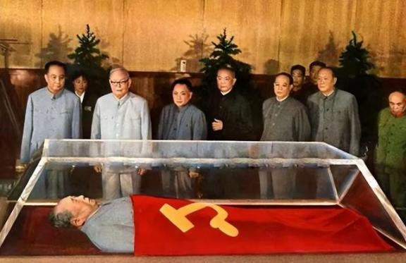 1976年华国锋虽然确定了永存毛主席遗体，但有个大问题没有解决，按照中国人思维，