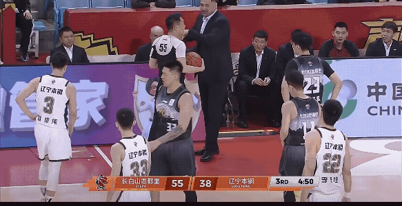 主裁判也是迷迷瞪瞪，看了回放依然出现球权错判，好在马上纠正过来，裁判看视频回放难