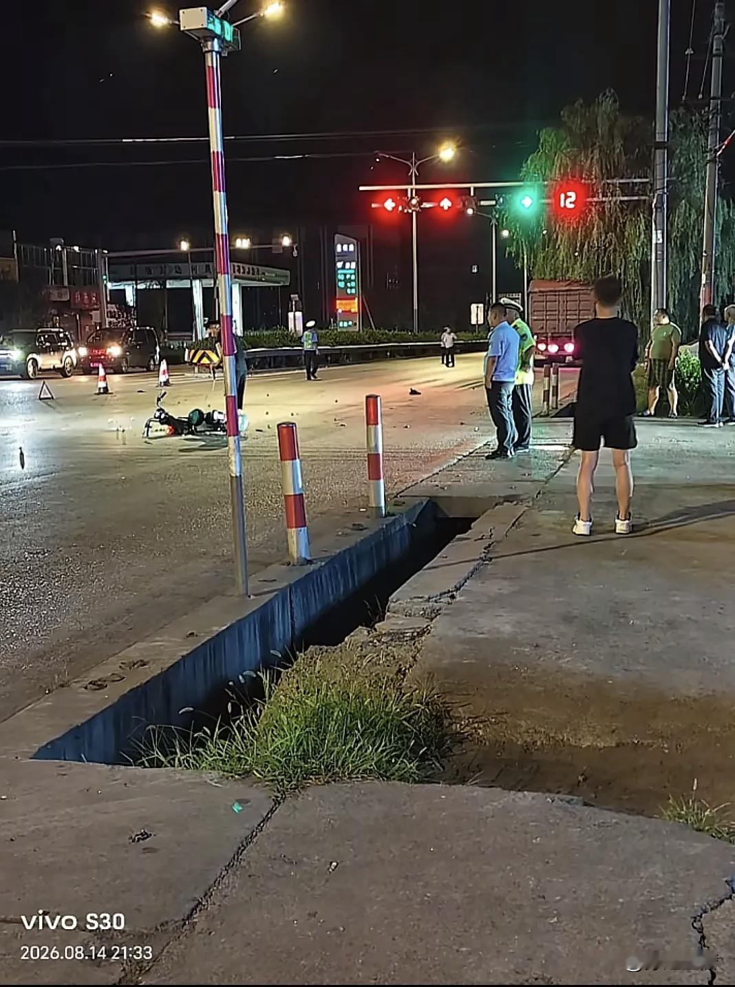 夏日生活打卡季昨夜洪洞明姜南口发生一起交通事故，大型车辆与电动车发生碰撞。网传事