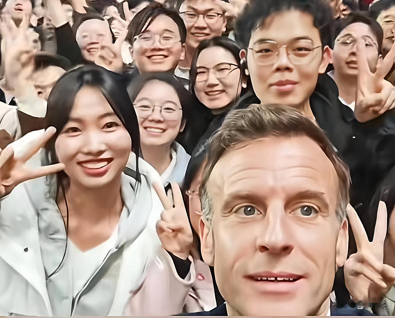 法国总统和同学们自拍