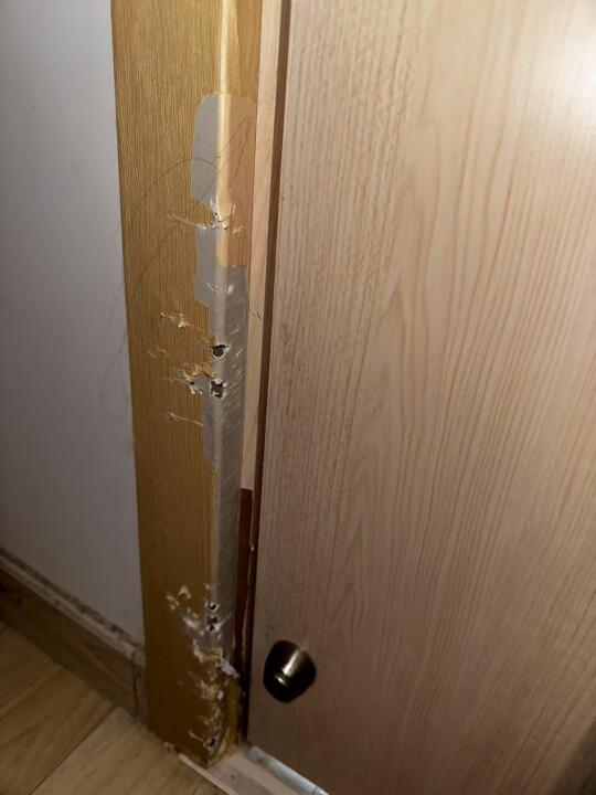 猫咪寄养之千算万算没算到门框给咬烂了