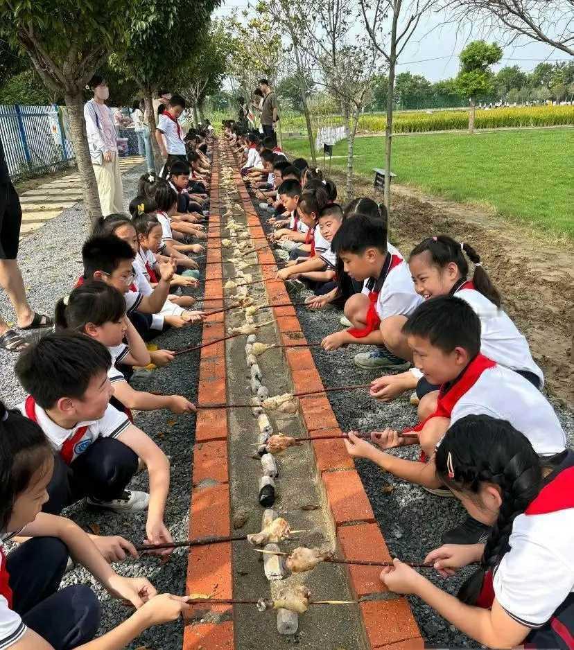 这是不是就是研学啊？
不知道怎么流行的。交几百块钱就去搞搞这些……
不知道怎么流