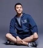 “我宁愿在美国住下水道，翻垃圾！也不回中国！”谁能想到，说出这句话的人，竟然是高