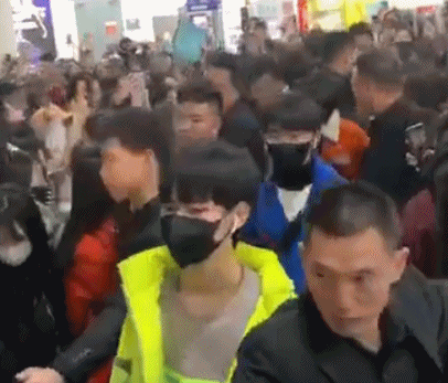 wuli观世樱幼年体，察觉到老年被挤就回头拉住他一起走