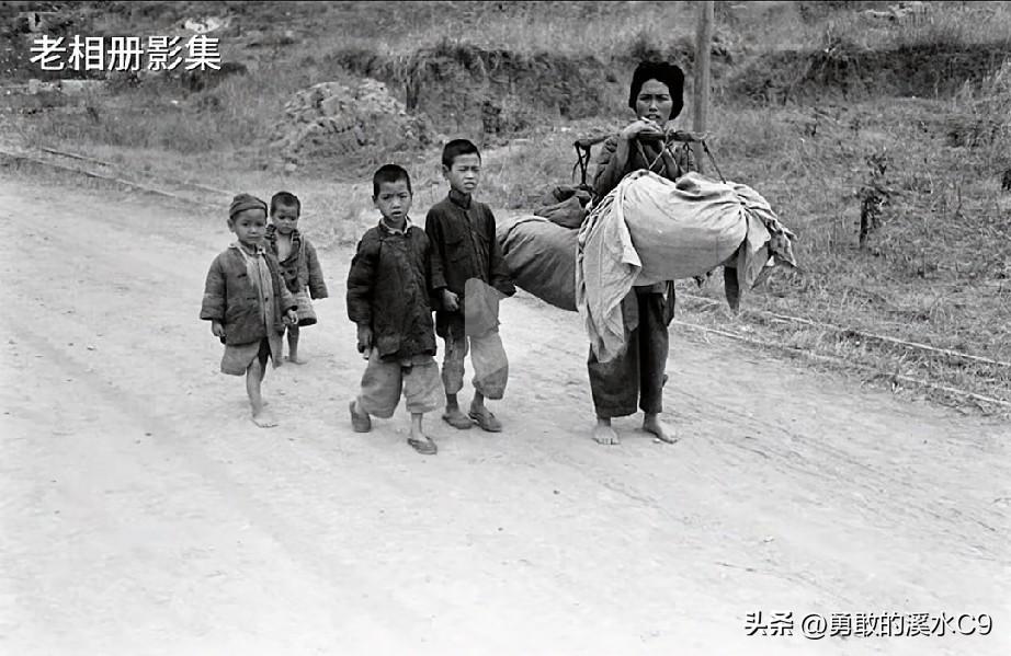 1945年桂柳会战，国民党指挥失误导致惨败，那张母子四人在逃难路上的照片，令人揪