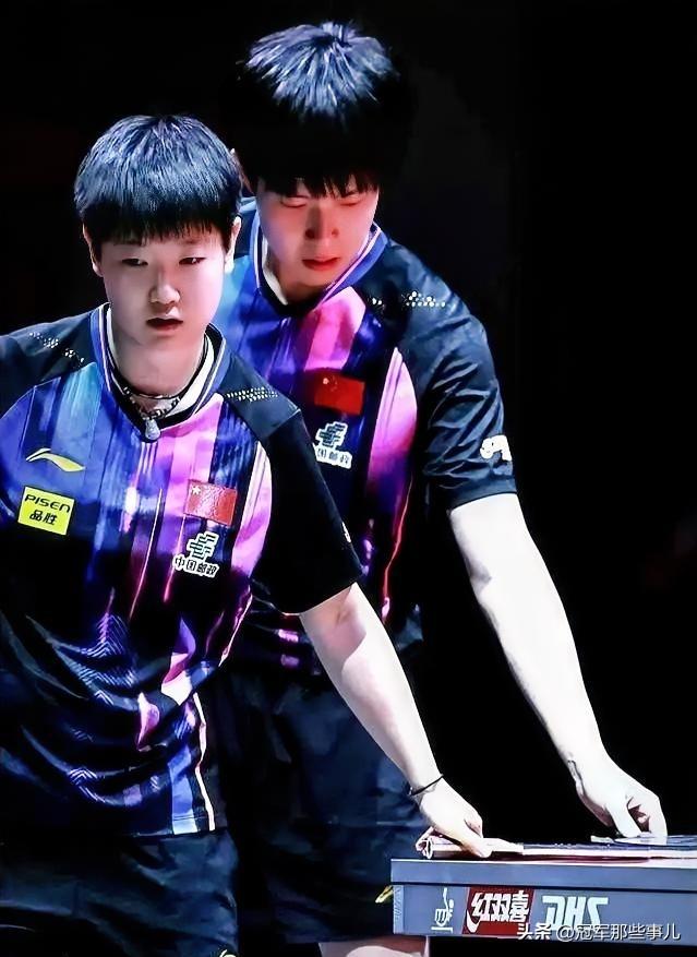 凌晨5点20分，天还没亮透。孙颖莎要站上一号台了。

6月30日，她一日双赛。混